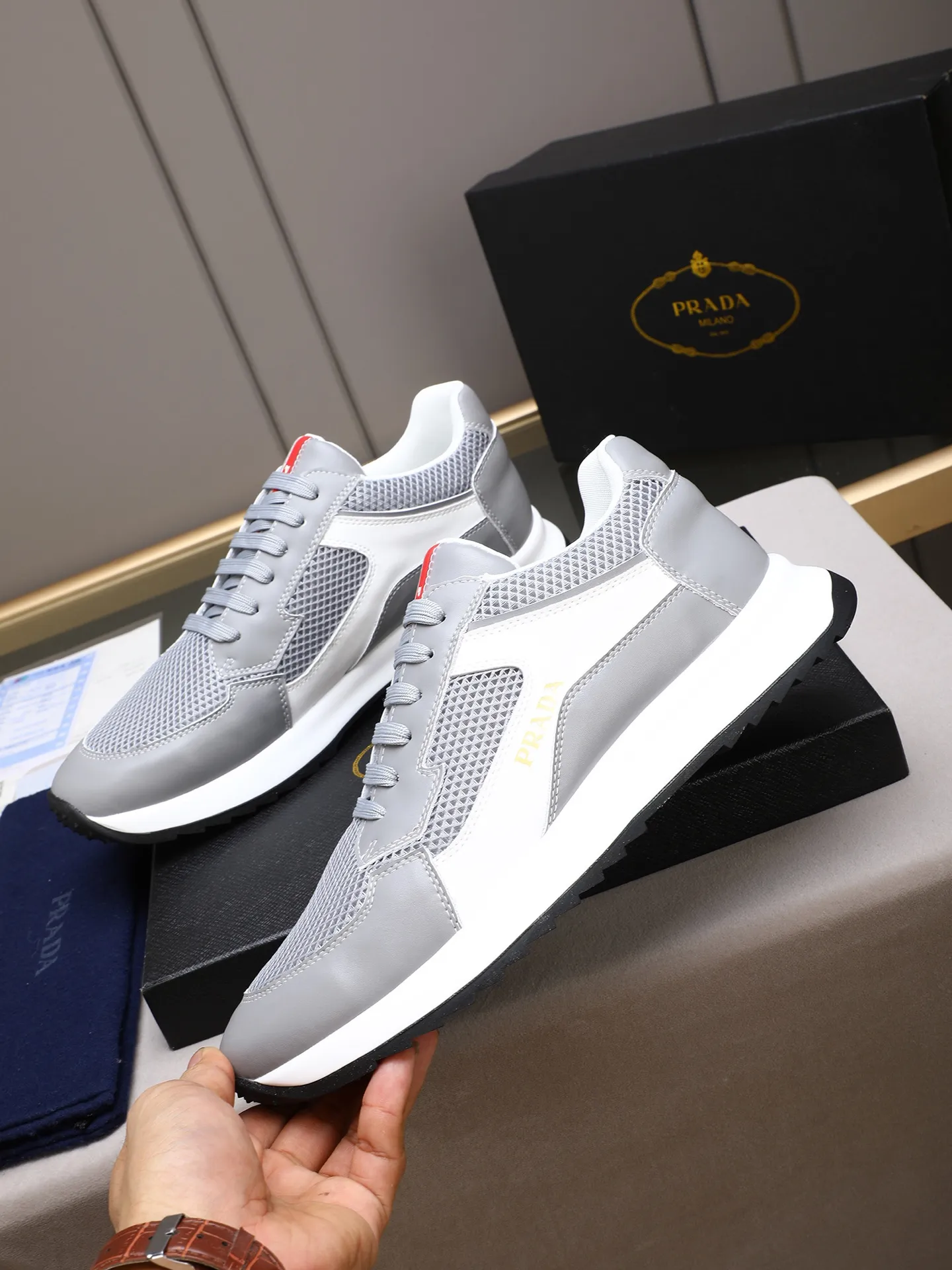 Men's shoes 💰460 Prada/Prada's new men's casual sports shoes, low-top lace-up sports shoes, fashionable and generous style, made of first-layer cowhide stitching and breathable mesh, soft, comfortable and breathable, tongue letter LOGO, finely crafted details, lightweight foam sole, fashionable and versatile! Size: 38-44 (45 customized)